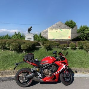 上信道・佐久平PAの記念碑とCBR650R