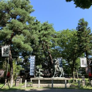 川中島古戦場の信玄VS謙信の銅像にて