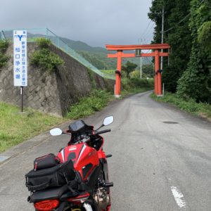 クリスタルライン側道の赤の鳥居with CBR650R