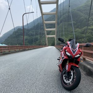 r610鹿鳴峡大橋にてwith CBR650R