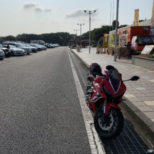 平日の上里SAにてwith CBR650R