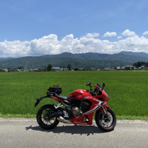 南アルプスと緑の田んぼとCBR650R