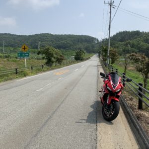 高原らしい風景が広がり始めた茅ヶ岳広域農道with CBR650R