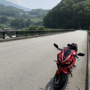 増冨ラジウムラインの新紅葉大橋にてwith CBR650R