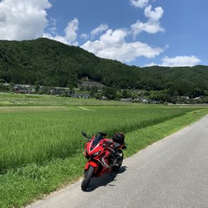 中央アルプスと緑の田んぼとCBR650R