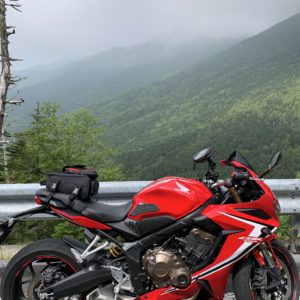 林道川上牧丘線の視界が開けたポイントにて足がすくんでますwith CBR650R