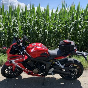 伊那西部広域農道の脇のトウモロコシ畑にてwith CBR650R