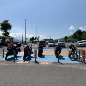 中央・双葉SAの駐輪場にてwith CBR650R