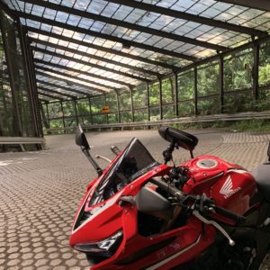 戸隠バードライン七曲りにてwith CBR650R