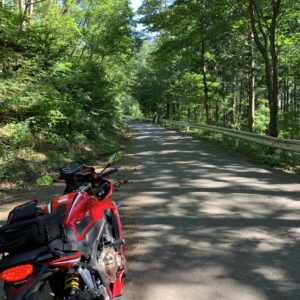 鷹狩山展望台へ向かう狭路&酷路のロードにてwith CBR650R