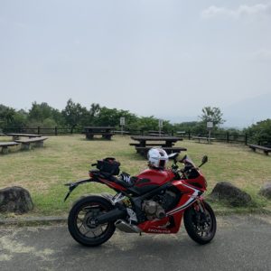 茅ヶ岳広域農道の銀河鉄道展望公園にてwith CBR650R