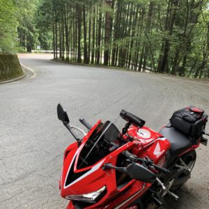 幅広1.5車線の気持ちよいうねうねロード「クリスタルライン」with CBR650R