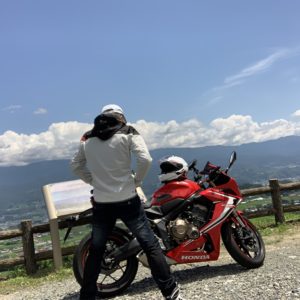 ハーモニックロード月夜平大橋展望台で身支度するchizuo&CBR650R
