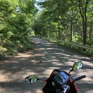 鷹狩山展望台へ向かう狭路&酷路のロードにてwith CBR650R②