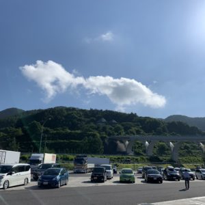 上信道・佐久平PAでの晴れ渡る空