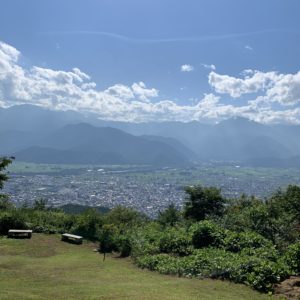 誰もいない鷹狩山展望台にて