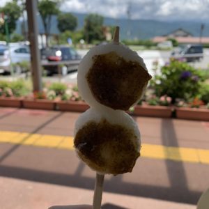 「道の駅 花の里いいじま」にて五平餅を味わう