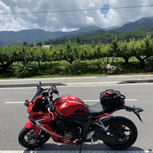 伊那西部広域農道から続くr15のリンゴ園with CBR650R