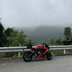 視界は開けるもののガスった風景のクリスタルラインにてwith CBR650R