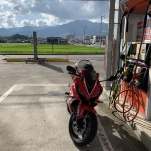伊那ICに近くの中央アルプスをバックにするGSにてwith CBR650R