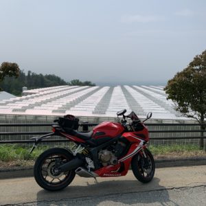 茅ヶ岳広域農道のプラスチックファームにてwith CBR650R