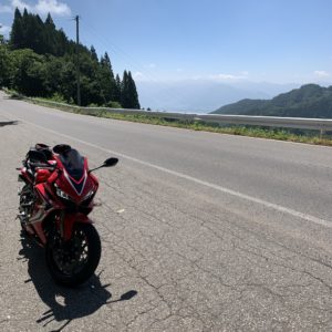 戸隠バードラインの視界が抜けたpointにてwith CBR650R