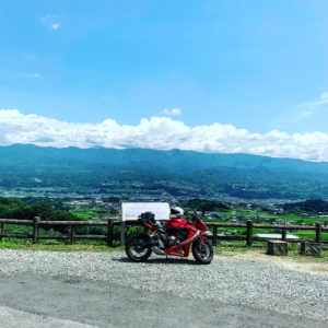 ハーモニックロード沿いの月夜平大橋展望台にて南アルプス絶景を眺めるwith CBR650R