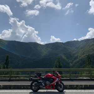 r54から望む夏の緑あふれる山岳風景with CBR650R