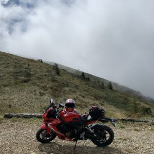 雲が山に直接かかる鉢伏山山荘駐車場にてwith CBR650R