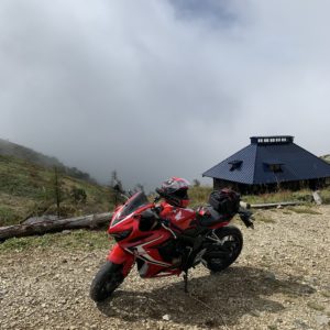 雲が切れ始めた鉢伏山山荘駐車場にてwith CBR650R