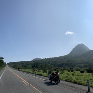 榛名山手前の直線ロードにてwith CBR650R