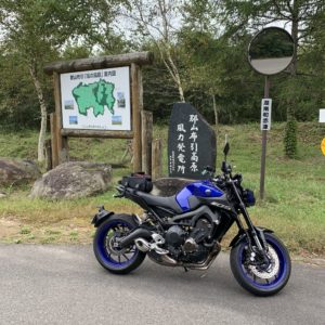 布引高原の出入口の石碑にてwith MT-09