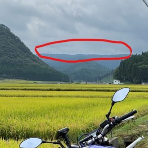 布引高原山頂エリアに何基も連なる巨大風車発見!