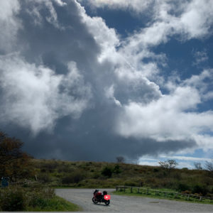 高ボッチ高原で待望の陽光が差し込むシーンとCBR650