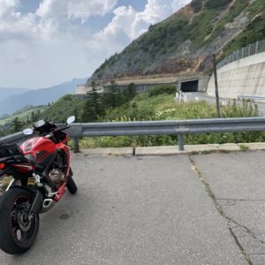 志賀草津道路の展望スペースにてスノーシェッドを望むwith CBR650R