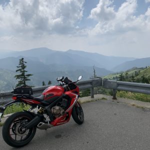 志賀草津道路の展望スペースにて山々を望むwith CBR650R