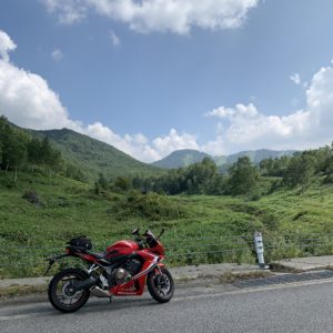 夏の緑あふれる志賀草津道路風景・木戸池キャンプ場過ぎた辺りにてwith CBR650R