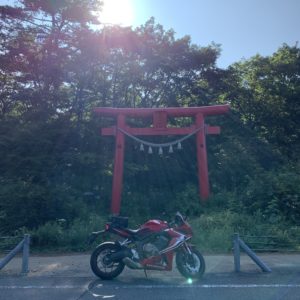 榛名湖手前の黒髪山神社の鳥居にてwith CBR650R