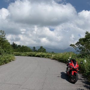 上信スカイラインの一気に視界が抜けたポイントにてwith CBR650R