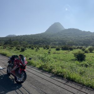 榛名山手前の直線ロードにてwith CBR650R②