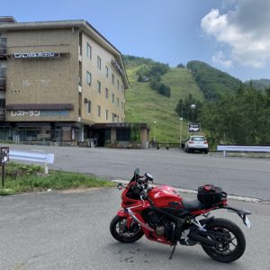 ビワ池ホテル奥のゲレンデ風景とのpic with CBR650R