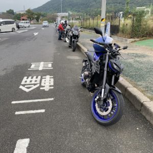 ほぼ満杯の佐野SAにて with MT-09②