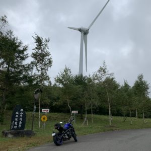 布引高原の出入口付近から見える巨大風車with MT-09