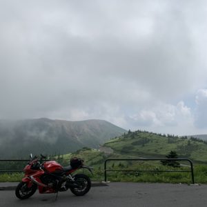 志賀草津道路、白根山をバックにする雪の回廊を望むwith CBR650R