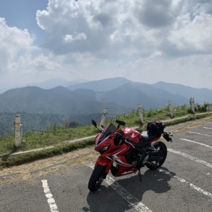 横手山ドライブインにて開放的な風景を眺めるwith CBR650R