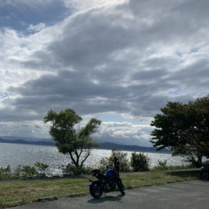 猪苗代湖の上戸浜パーキングにて猪苗代湖を眺めるwith MT-09