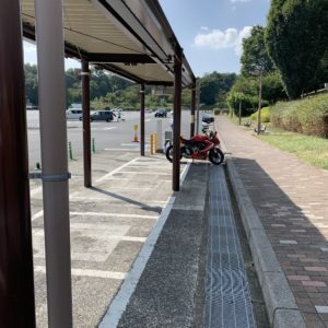 お昼での帰路の関越道・高坂SAにてCBR650R1台のみの図