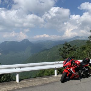 上信スカイラインの北側が抜ける断崖にてwith CBR650R②