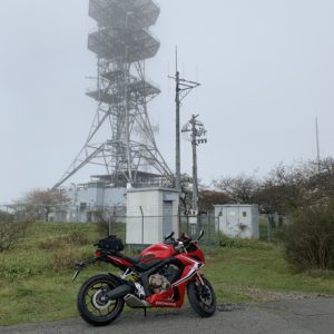 高ボッチ高原の電波塔とCBR650R