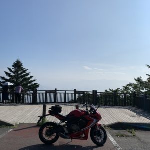 榛名山へ向かうr33の高根展望台にて朝日を浴びるCBR650R